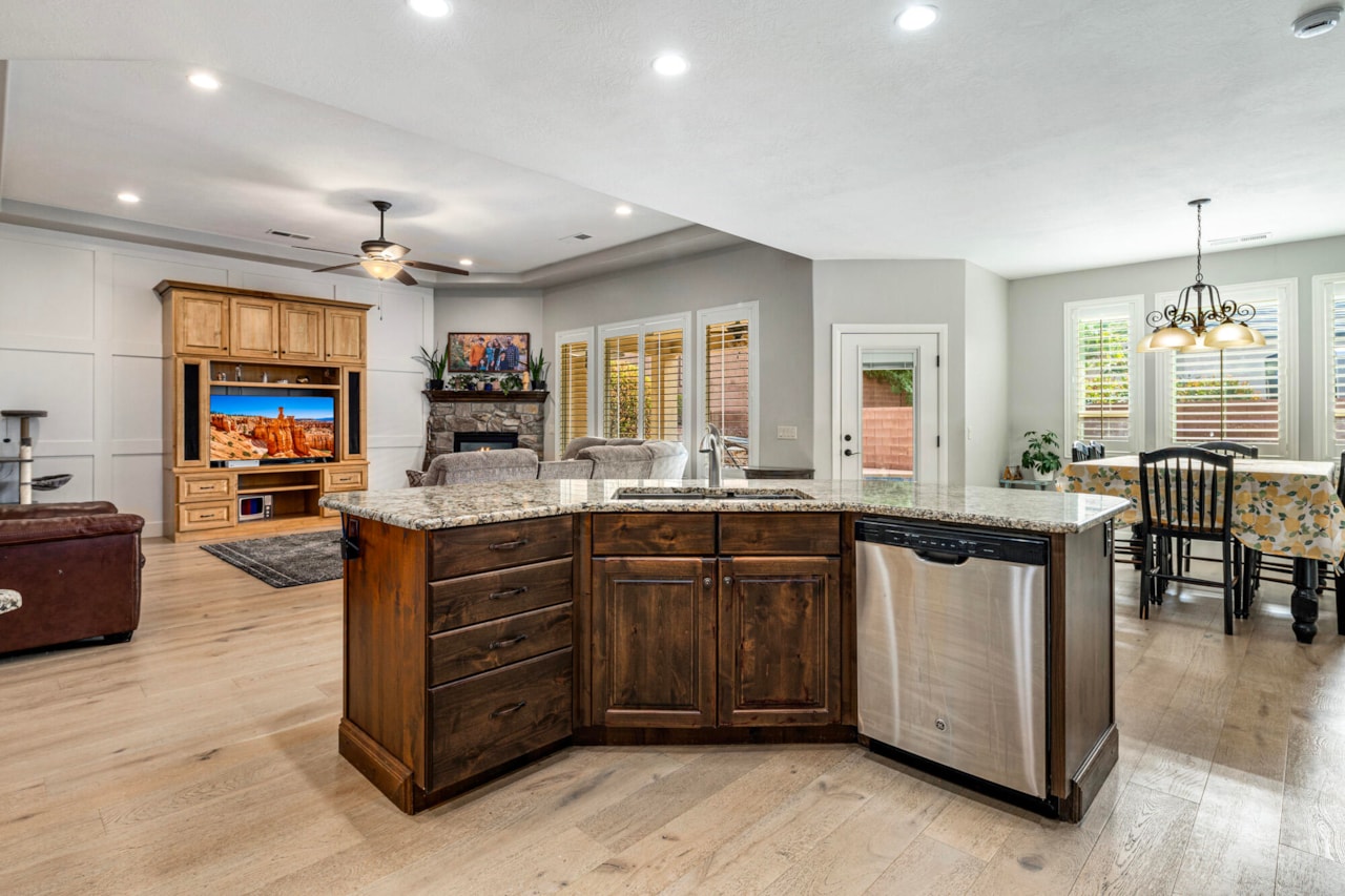 41 S Chalon CIR St George, UT 84770 home for sale, MLS#25-265306 - Erika Rogers Photo 12