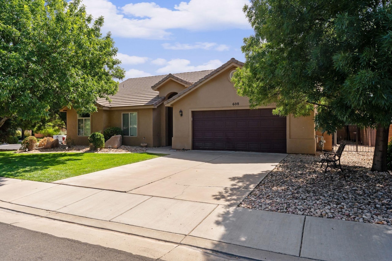 608 E 1010  S St George, UT 84790 home for sale, MLS#25-265362 - Erika Rogers Photo 2