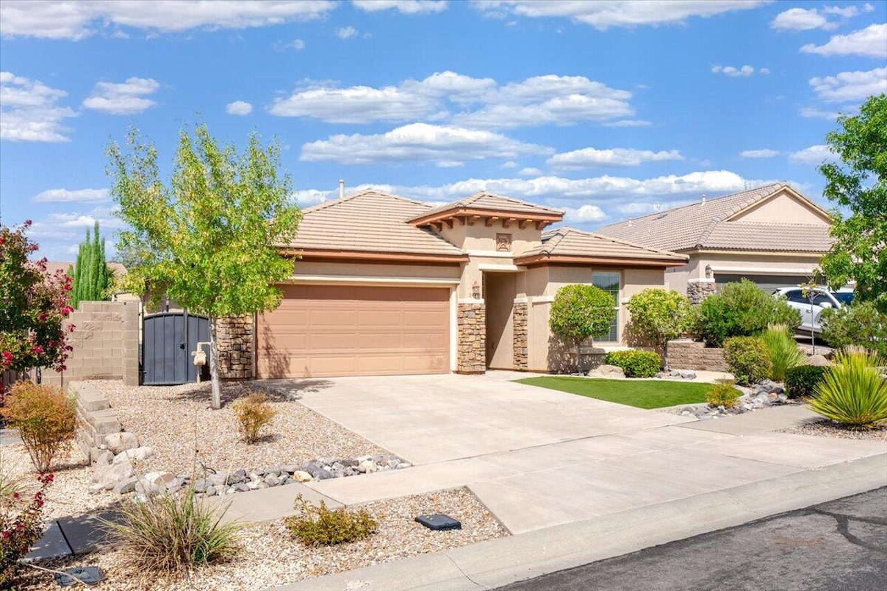 2445 E White Horse DR Washington, UT 84780 home for sale, MLS#25-265374 - Erika Rogers Photo 3