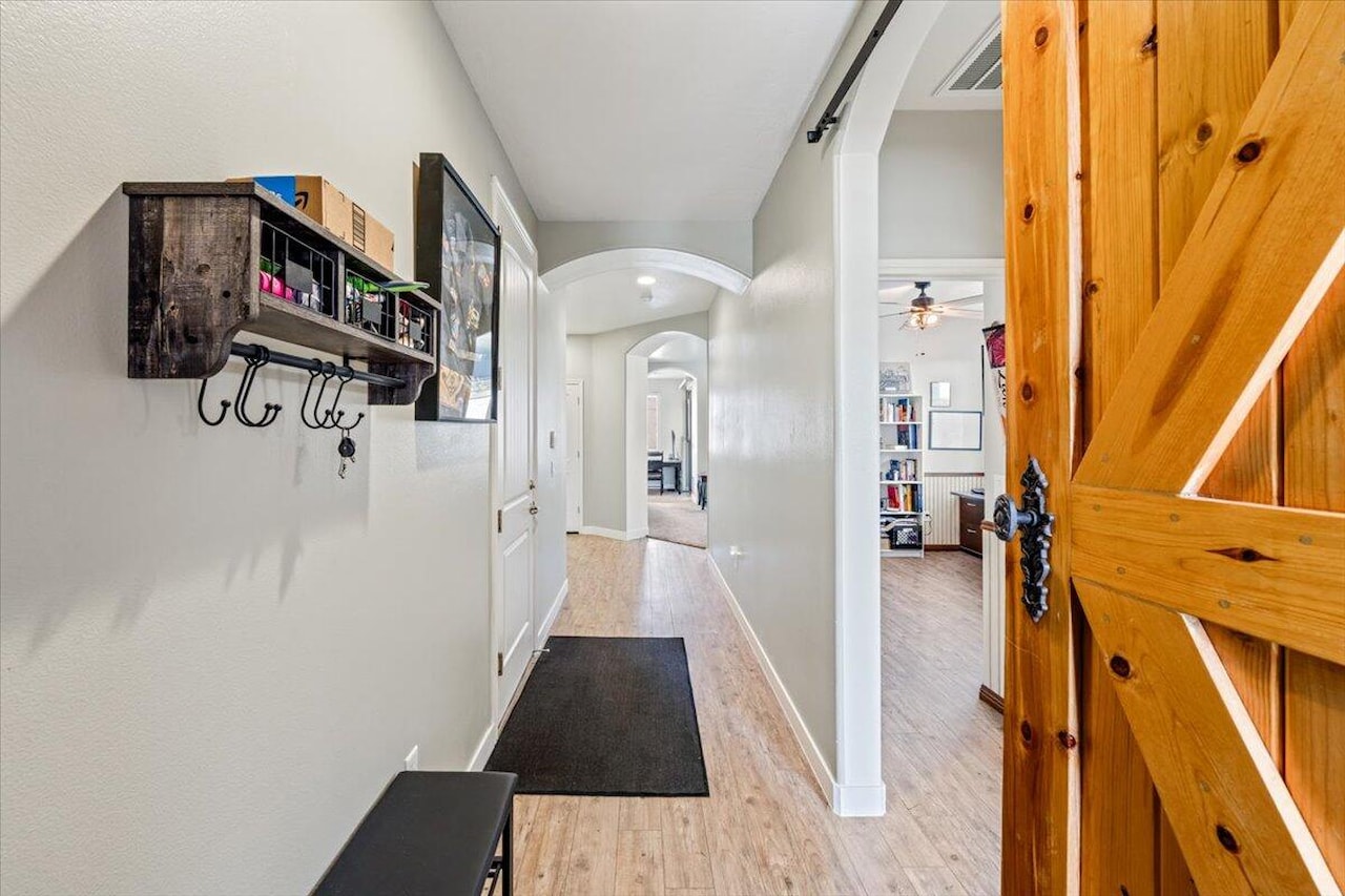 2445 E White Horse DR Washington, UT 84780 home for sale, MLS#25-265374 - Erika Rogers Photo 6