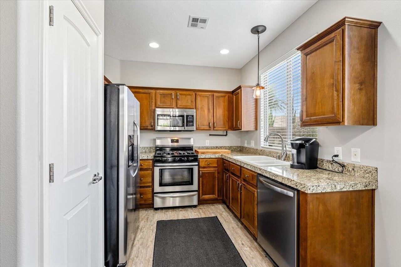 2445 E White Horse DR Washington, UT 84780 home for sale, MLS#25-265374 - Erika Rogers Photo 22