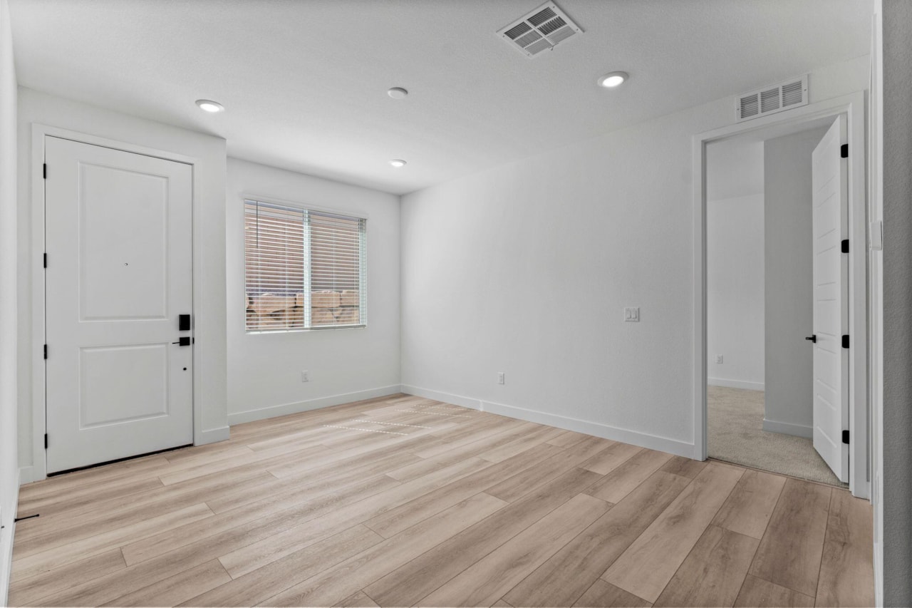 566 S Cecita Way St George, UT 84770 home for sale, MLS#25-265391 - Erika Rogers Photo 21