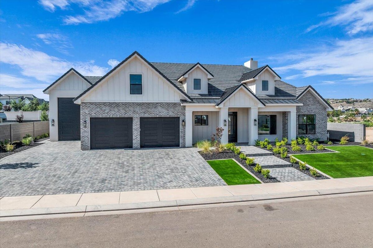 2738 Stonedale DR St George, UT 84790 home for sale, MLS#25-262942 - Erika Rogers Photo 2