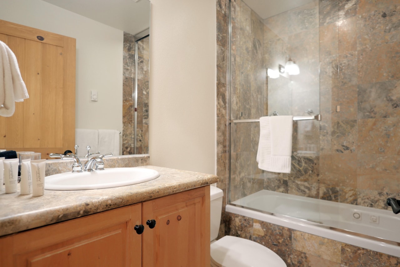 Turnkey Mountain Getaway at Bear Creek Lodge – A Telluride Investment & Lifestyle Retreat — photo 8