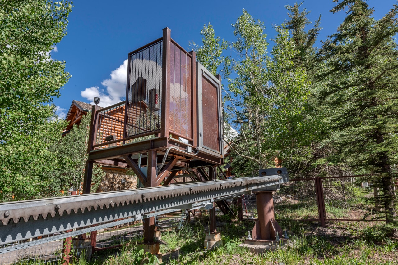 Turnkey Mountain Getaway at Bear Creek Lodge – A Telluride Investment & Lifestyle Retreat — photo 9