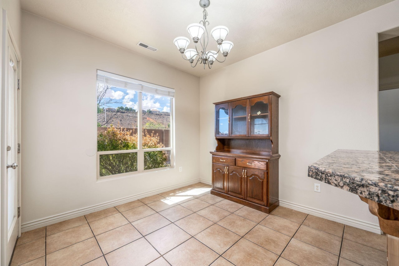 236 S 2020 CIR St George, UT 84790 home for sale, MLS#25-265566 - Erika Rogers Photo 5