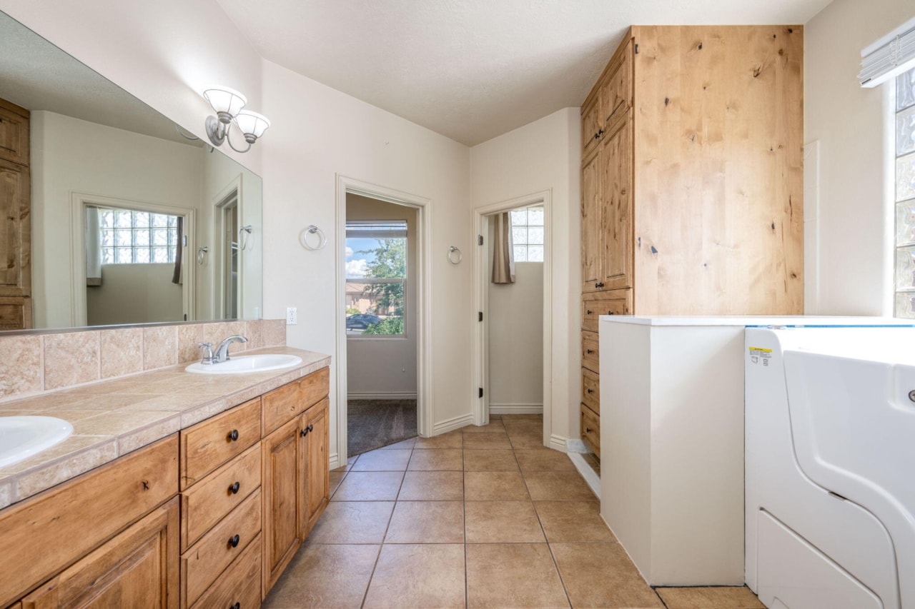 236 S 2020 CIR St George, UT 84790 home for sale, MLS#25-265566 - Erika Rogers Photo 6