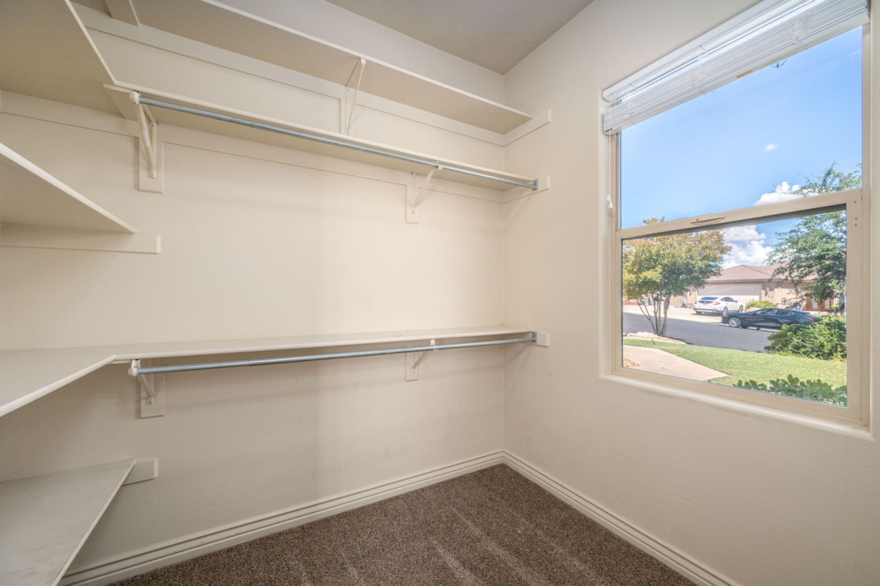 236 S 2020 CIR St George, UT 84790 home for sale, MLS#25-265566 - Erika Rogers Photo 11