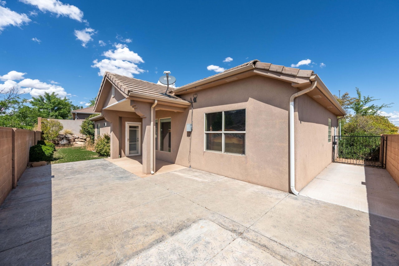 236 S 2020 CIR St George, UT 84790 home for sale, MLS#25-265566 - Erika Rogers Photo 16