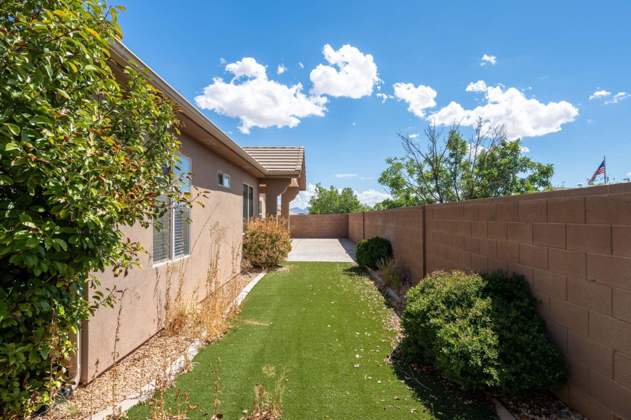 236 S 2020 CIR St George, UT 84790 home for sale, MLS#25-265566 - Erika Rogers Photo 18