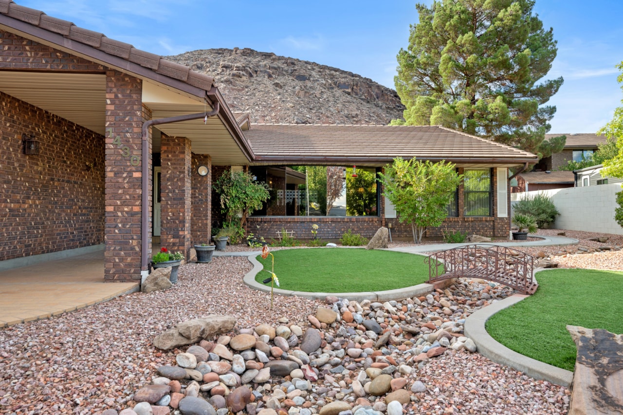 1430 Navajo DR St George, UT 84790 home for sale, MLS#25-265667 - Erika Rogers Photo 9