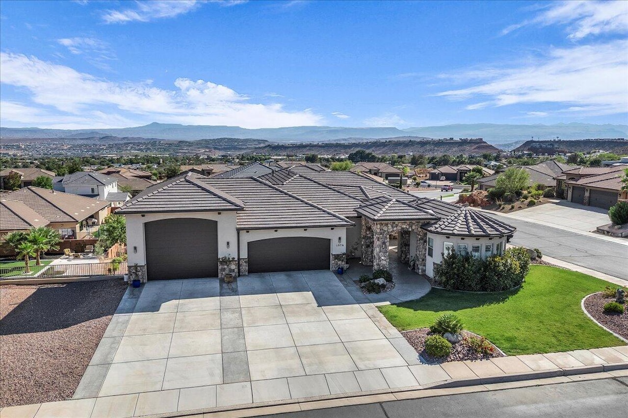 1976 E 1200 CIR N St George, UT 84770 home for sale, MLS#25-265683 - Erika Rogers Photo 2
