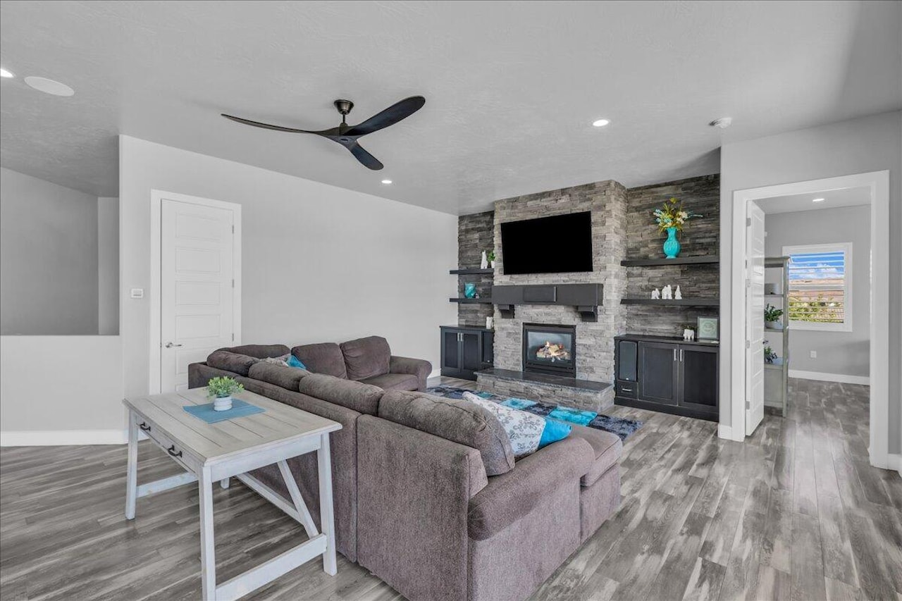 1976 E 1200 CIR N St George, UT 84770 home for sale, MLS#25-265683 - Erika Rogers Photo 3