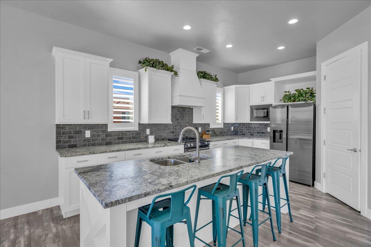 1976 E 1200 CIR N St George, UT 84770 home for sale, MLS#25-265683 - Erika Rogers Photo 4