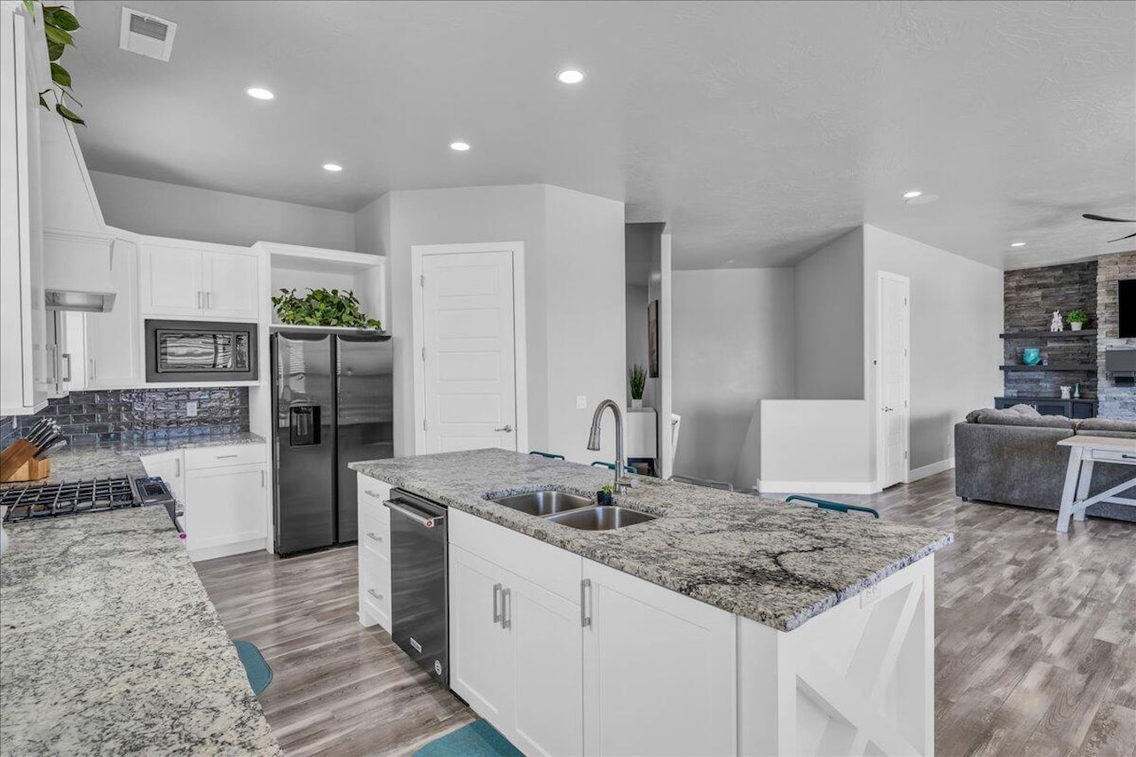 1976 E 1200 CIR N St George, UT 84770 home for sale, MLS#25-265683 - Erika Rogers Photo 6