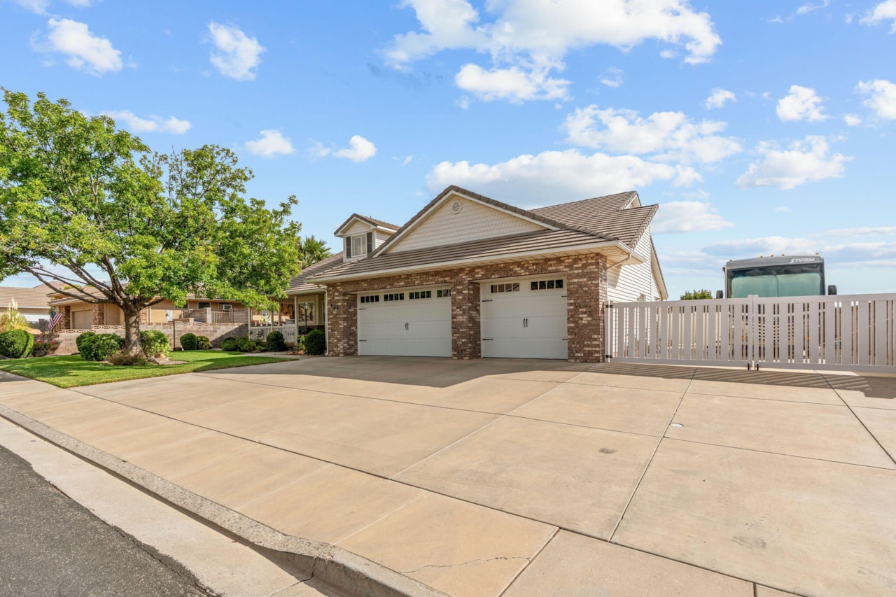 929 S Golda DR St George, UT 84790 home for sale, MLS#25-265688 - Erika Rogers Photo 3