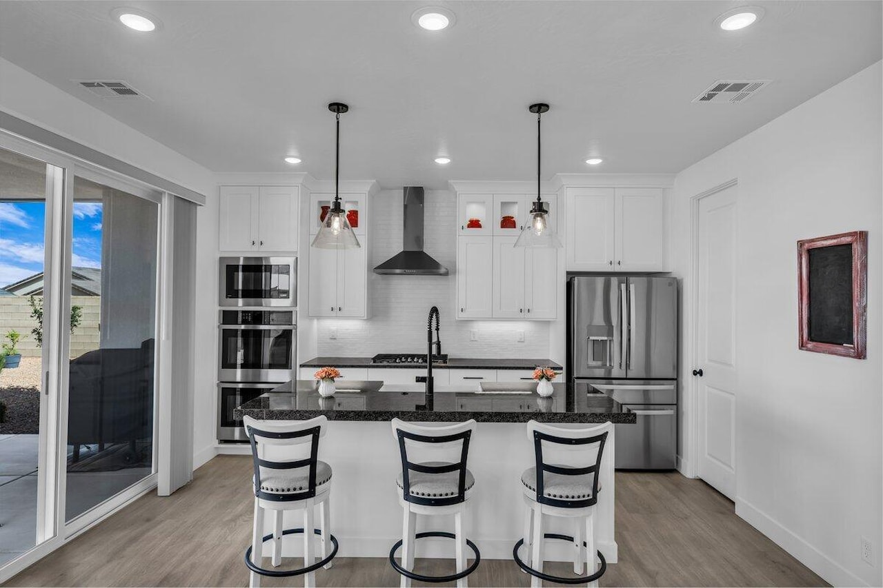 674 W Green Mountain DR St George, UT 84790 home for sale, MLS#25-265762 - Erika Rogers Photo 7