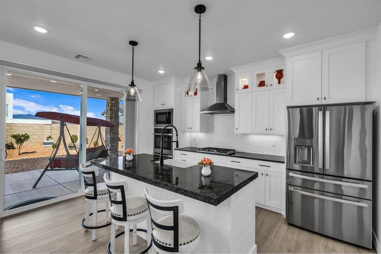 674 W Green Mountain DR St George, UT 84790 home for sale, MLS#25-265762 - Erika Rogers Photo 9