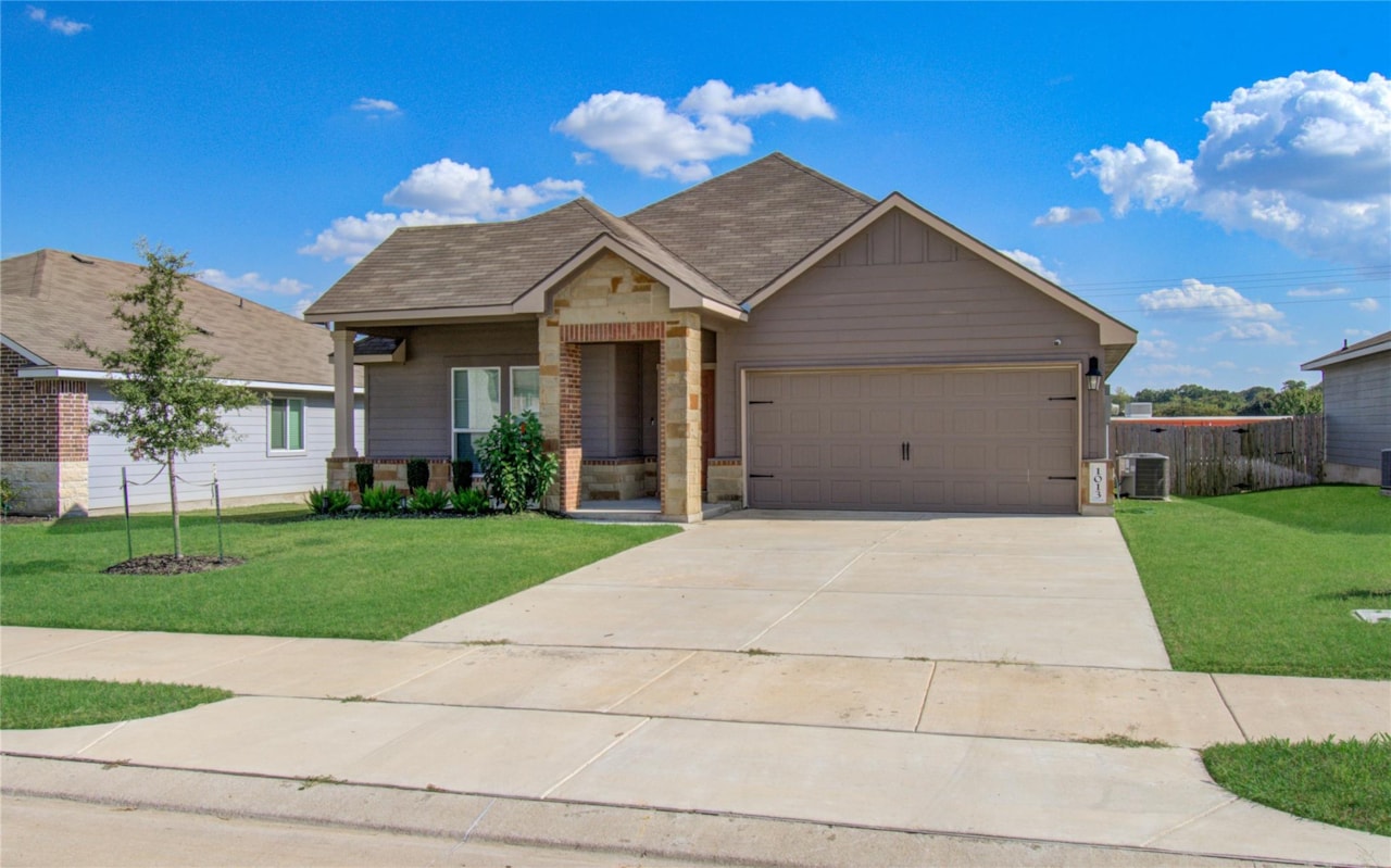 1013 Fannin Brenham, TX 77833 | MLS 20105837