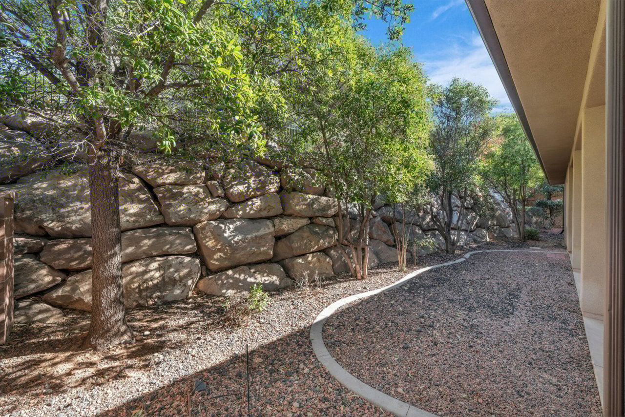 587 E Amiata Way Washington, UT 84780 home for sale, MLS#25-265791 - Erika Rogers Photo 21