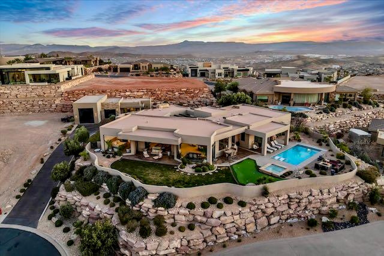 2040 S Pinnacle CIR St George, UT 84790 home for sale, MLS#25-259834 - Erika Rogers Photo 2