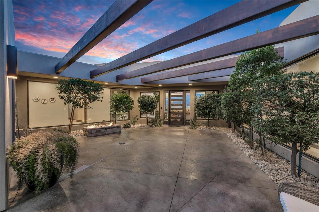 2040 S Pinnacle CIR St George, UT 84790 home for sale, MLS#25-259834 - Erika Rogers Photo 9