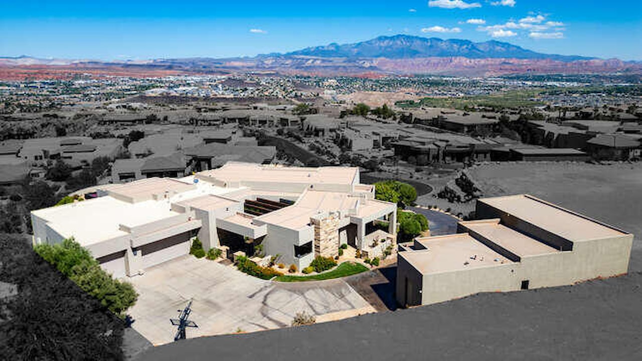 2040 S Pinnacle CIR St George, UT 84790 home for sale, MLS#25-259834 - Erika Rogers Photo 6