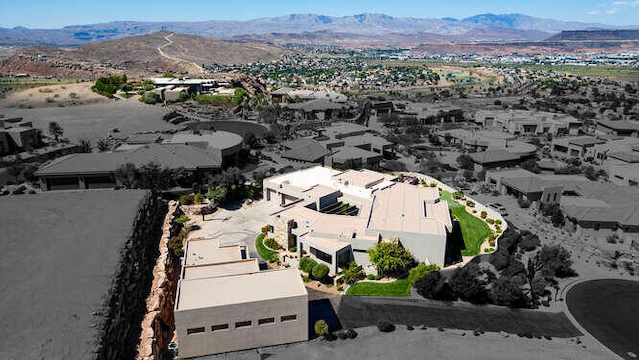 2040 S Pinnacle CIR St George, UT 84790 home for sale, MLS#25-259834 - Erika Rogers Photo 75