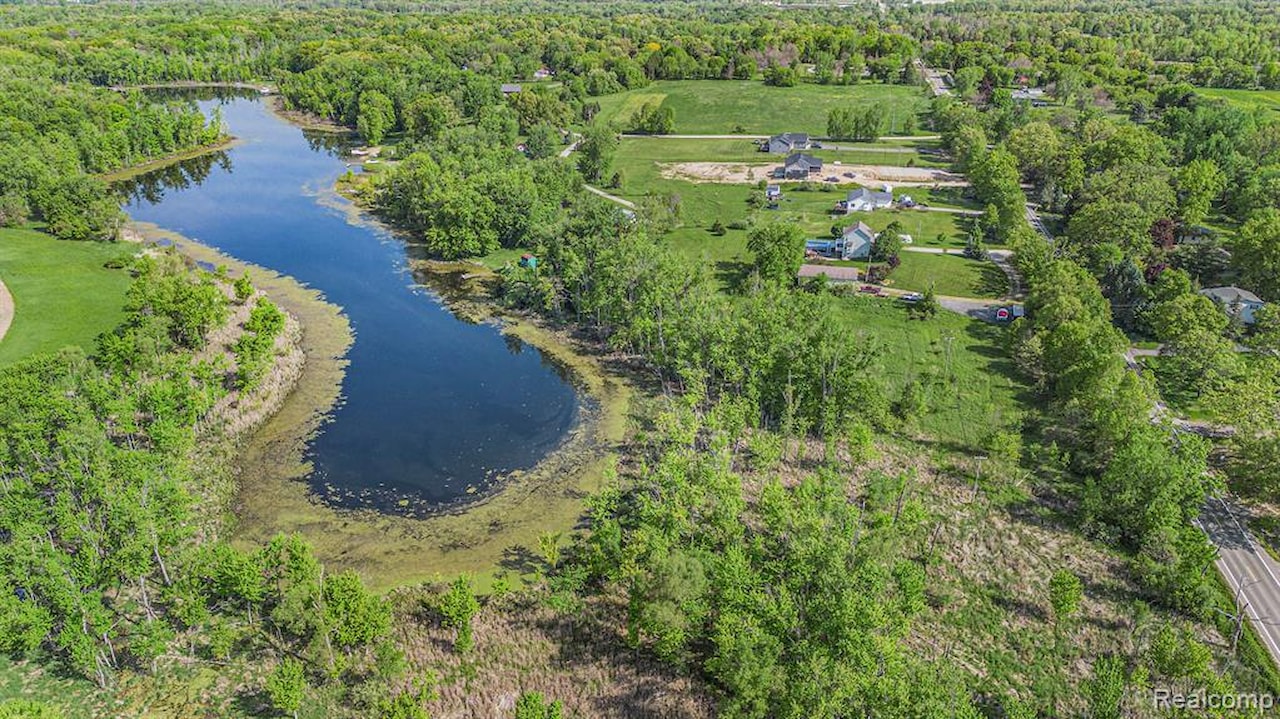 E Beach Dr Holly Township, MI 48442 | MLS 20251031298