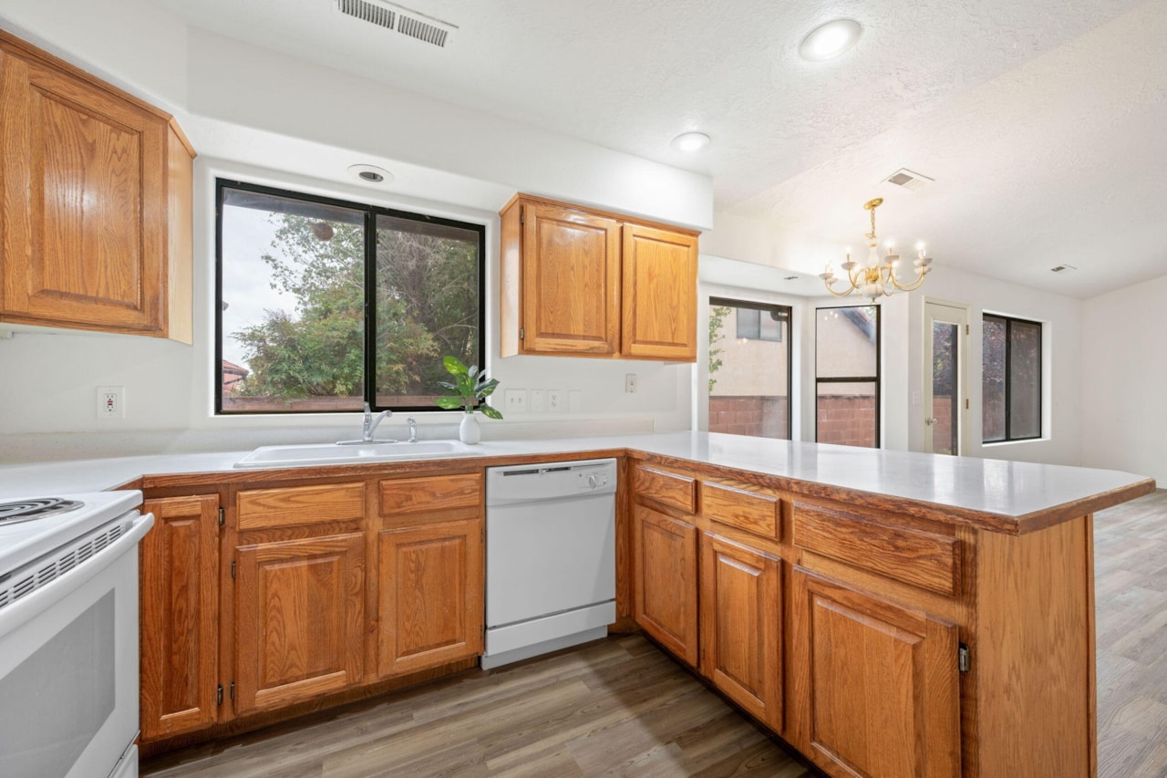 301 S 1200 E #89 St George, UT 84790 home for sale, MLS#25-263793 - Erika Rogers Photo 11