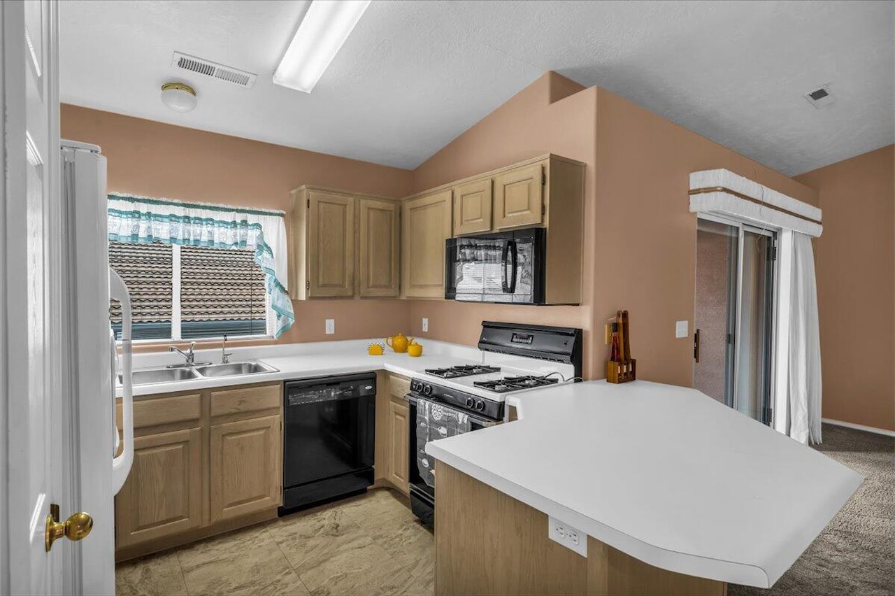 210 N Mall #46 St George, UT 84790 home for sale, MLS#25-266065 - Erika Rogers Photo 6