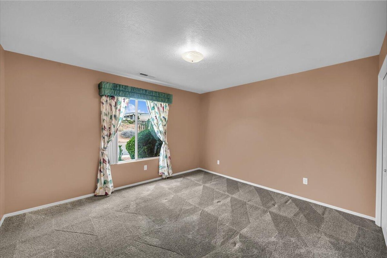 210 N Mall #46 St George, UT 84790 home for sale, MLS#25-266065 - Erika Rogers Photo 12