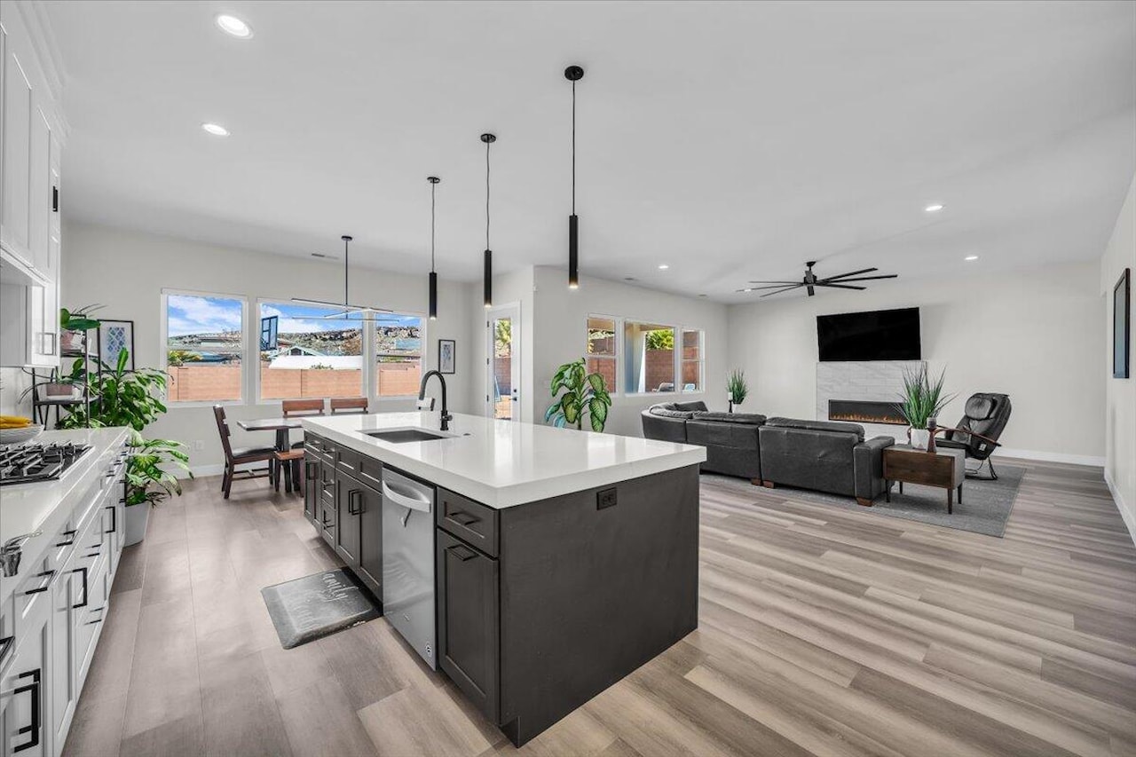 3539 S Marietta DR St George, UT 84790 home for sale, MLS#25-266086 - Erika Rogers Photo 8