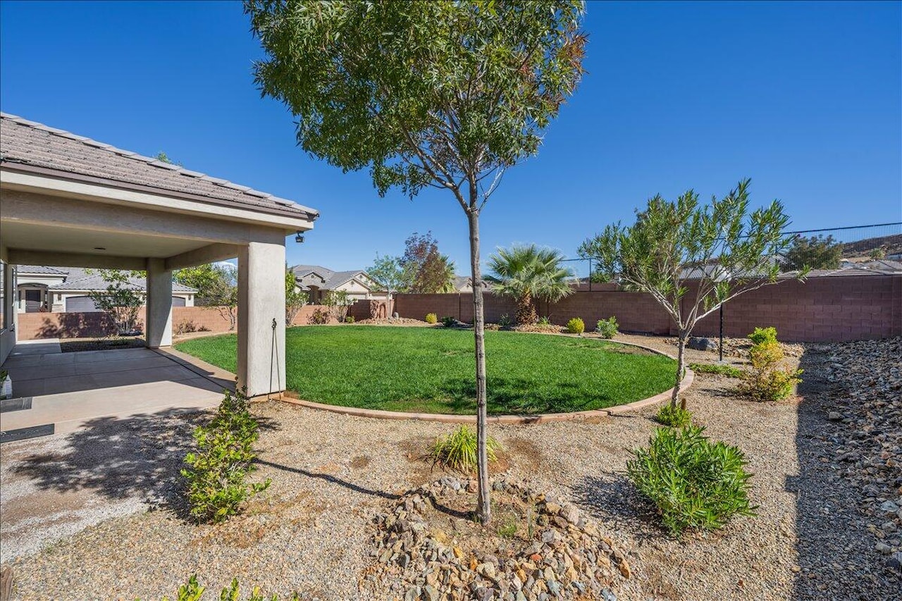 3237 S Tiger Maple CIR St George, UT 84790 home for sale, MLS#25-266087 - Erika Rogers Photo 22