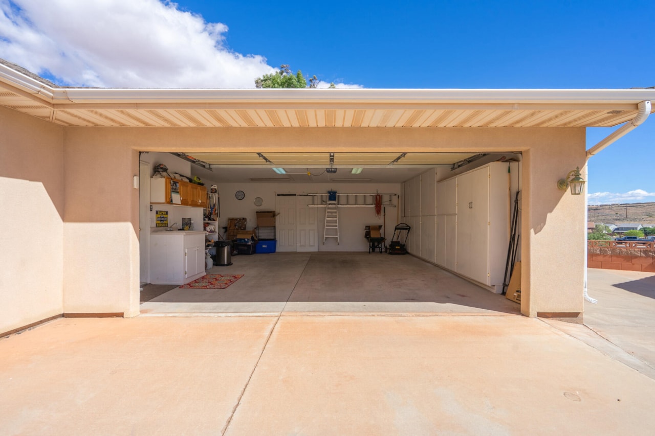 392 N Windsor DR Washington, UT 84780 home for sale, MLS#25-265899 - Erika Rogers Photo 5