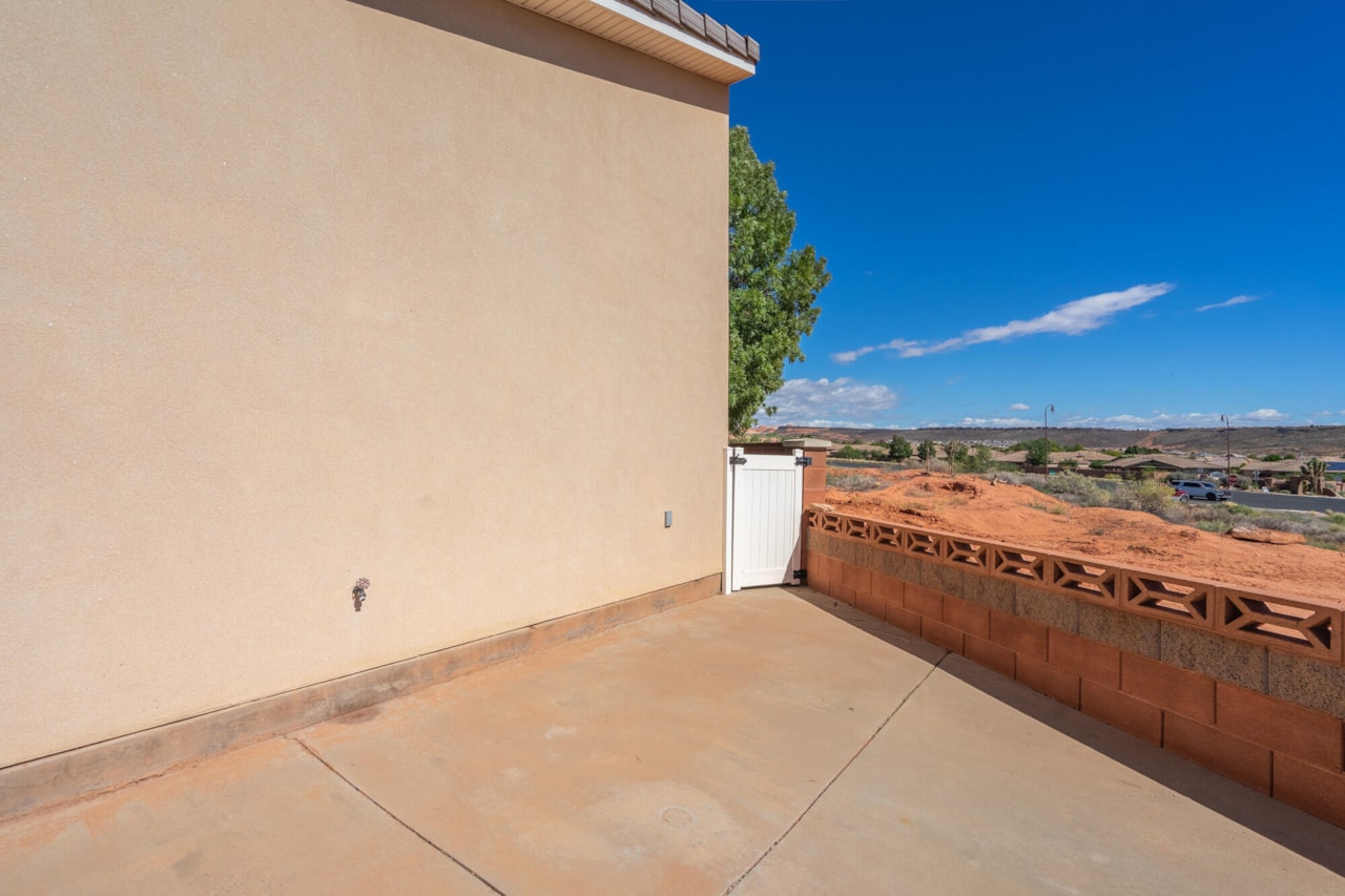 392 N Windsor DR Washington, UT 84780 home for sale, MLS#25-265899 - Erika Rogers Photo 8