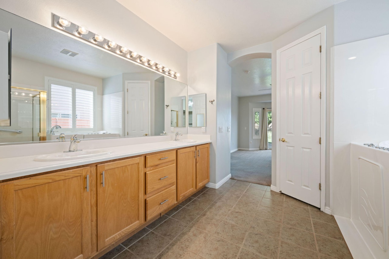 2518 N Expedition LN Washington, UT 84780 home for sale, MLS#25-266139 - Erika Rogers Photo 15