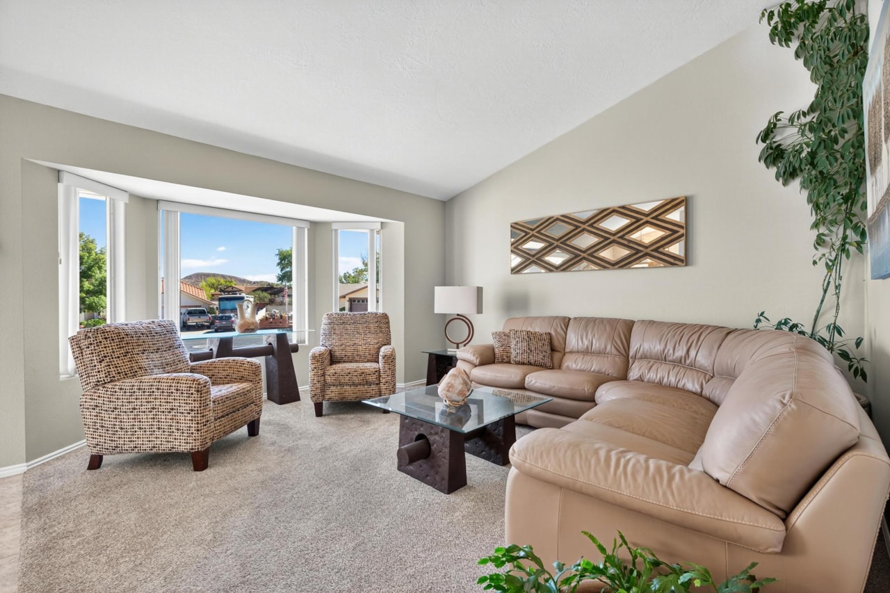 1045 E Hemlock CIR St George, UT 84790 home for sale, MLS#25-266144 - Erika Rogers Photo 7