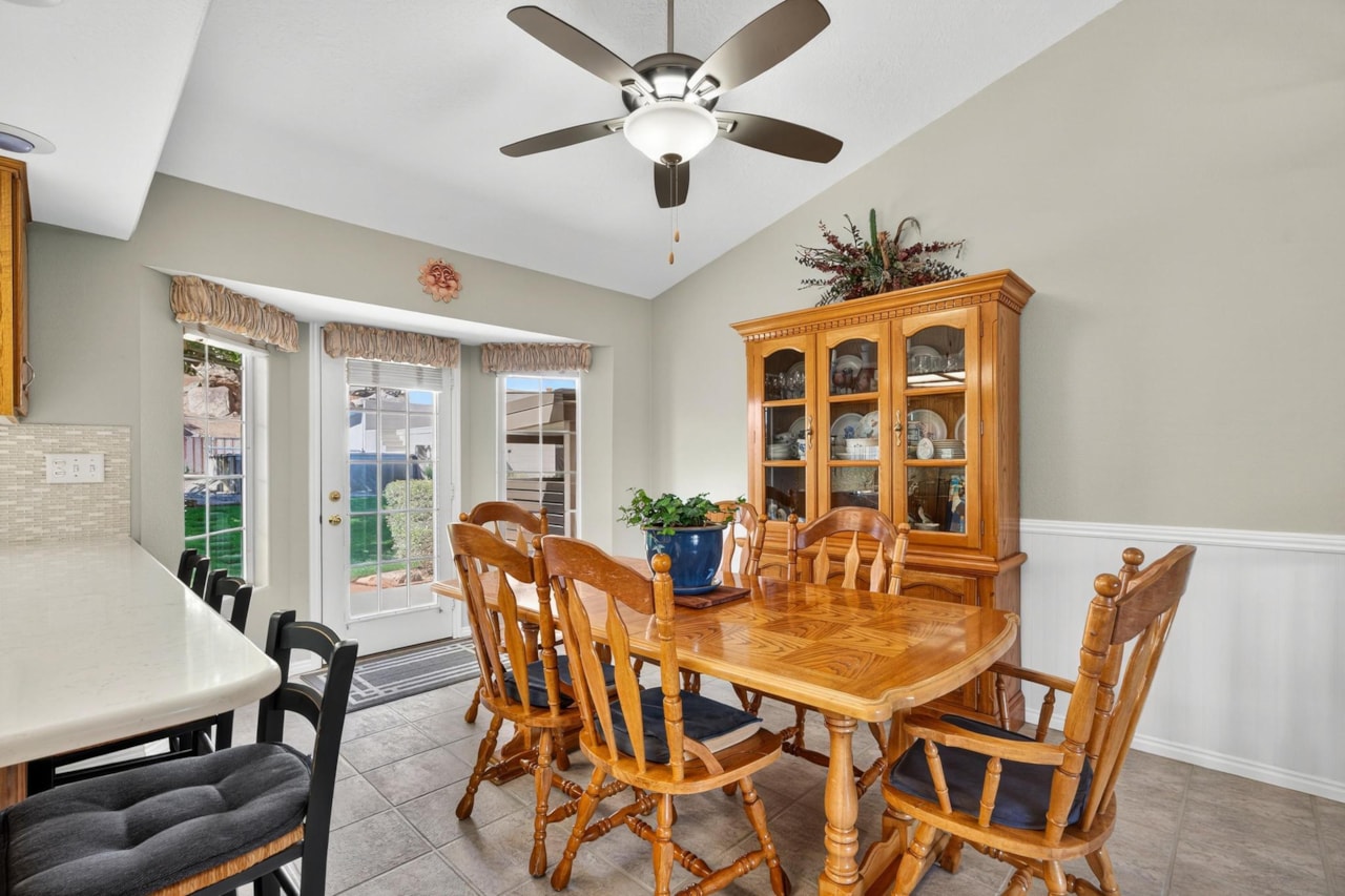 1045 E Hemlock CIR St George, UT 84790 home for sale, MLS#25-266144 - Erika Rogers Photo 10