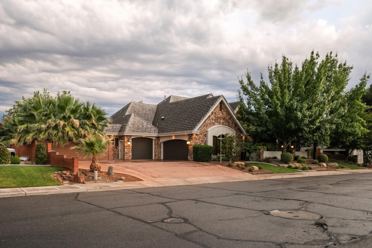 1019 S 900  E St George, UT 84790 home for sale, MLS#25-265669 - Erika Rogers Photo 3