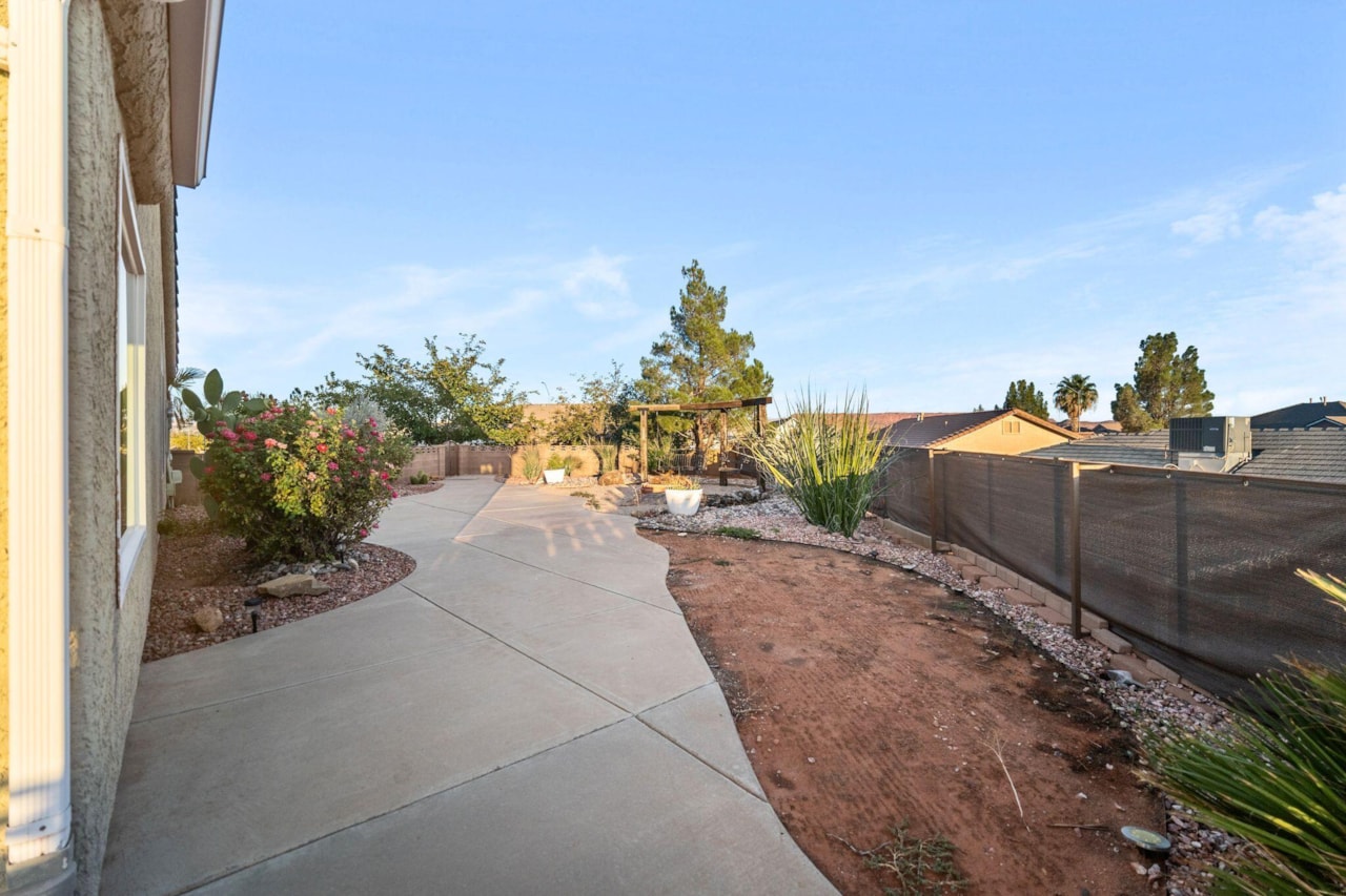2144 E 220 CIR S St George, UT 84790 home for sale, MLS#25-266182 - Erika Rogers Photo 15