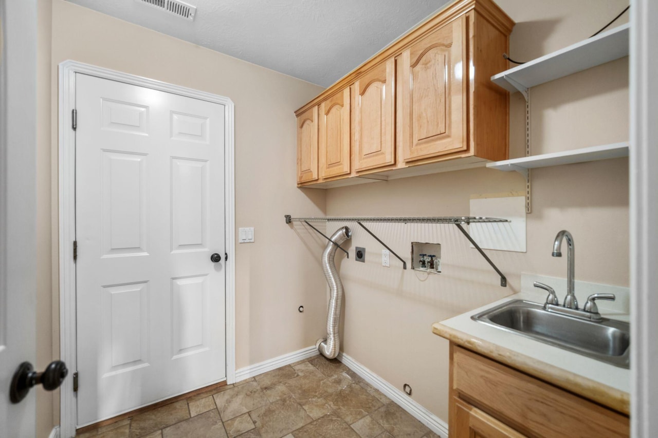 2144 E 220 CIR S St George, UT 84790 home for sale, MLS#25-266182 - Erika Rogers Photo 19