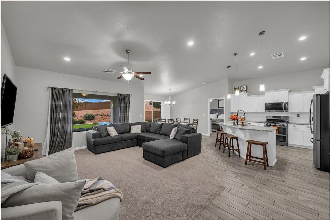 1113 E 3685  S Washington, UT 84780 home for sale, MLS#25-266227 - Erika Rogers Photo 3