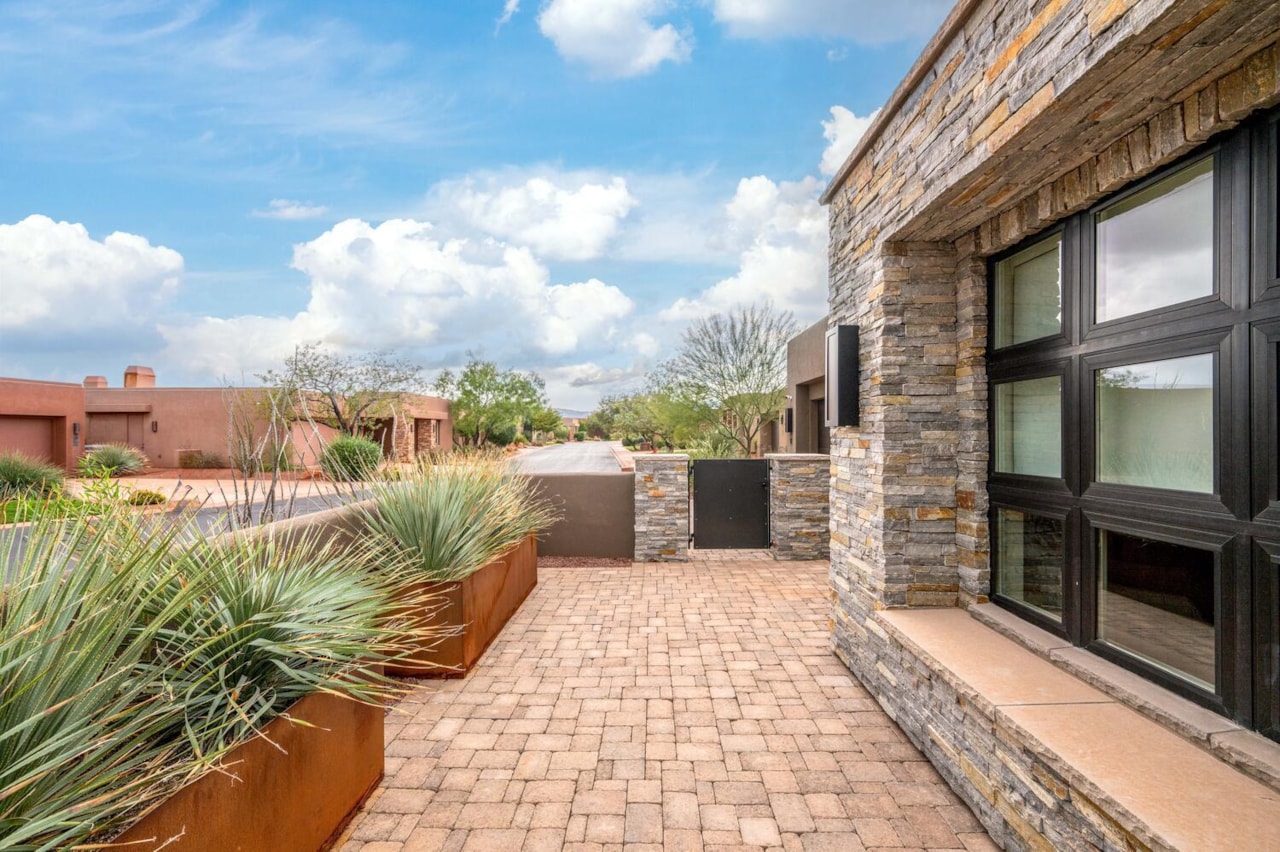 2085 N Tuweap DR #32 St George, UT 84770 home for sale, MLS#25-266084 - Erika Rogers Photo 3