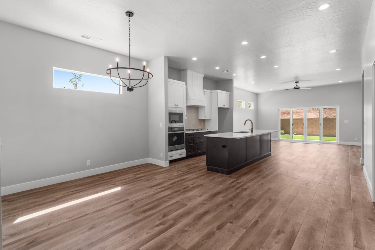 1071 E Coyote Crest DR Washington, UT 84780 home for sale, MLS#25-266155 - Erika Rogers Photo 7