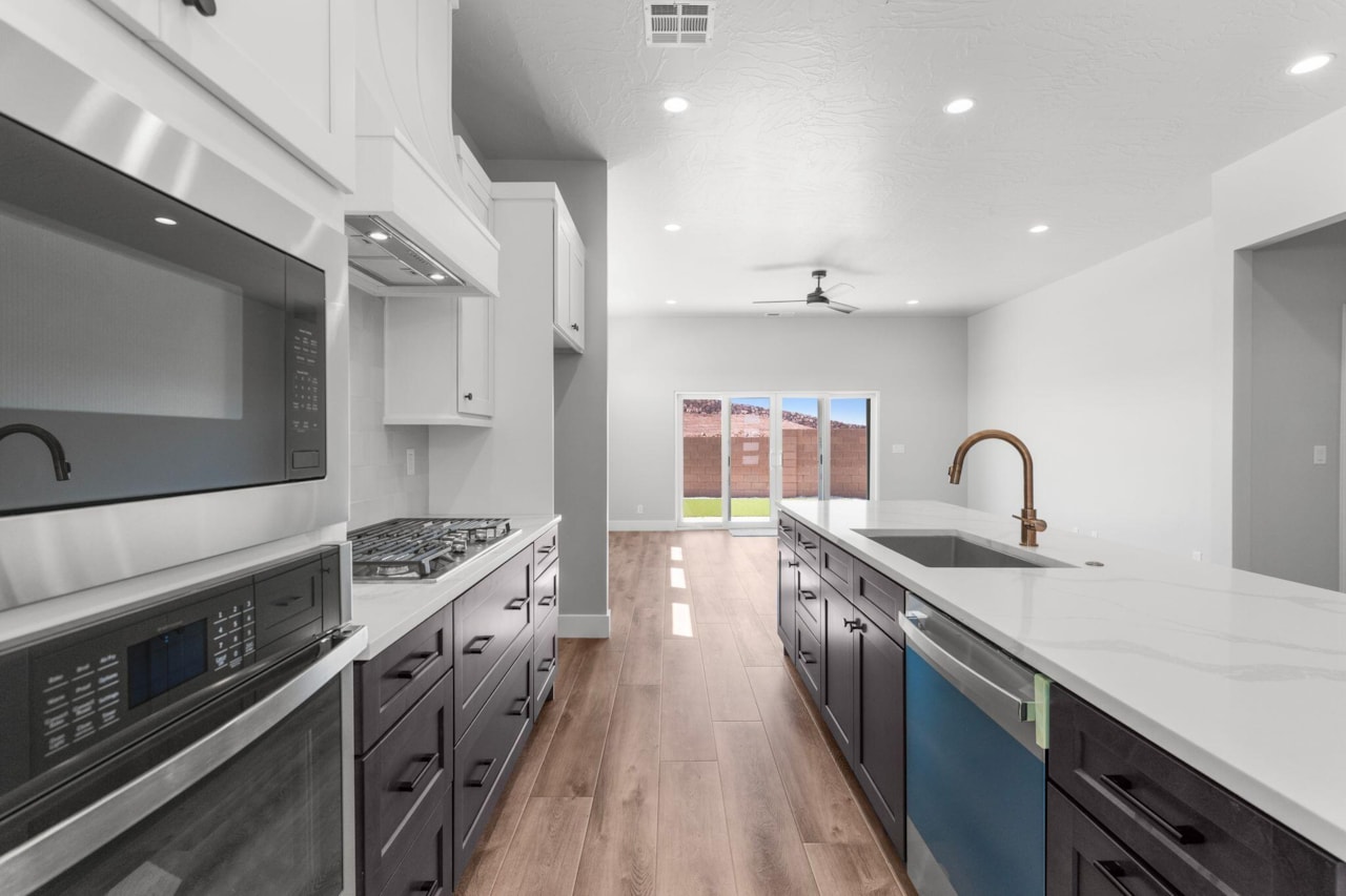 1071 E Coyote Crest DR Washington, UT 84780 home for sale, MLS#25-266155 - Erika Rogers Photo 12