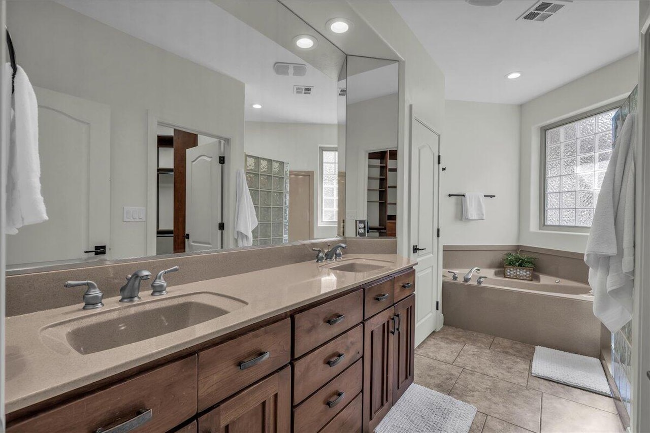 2240 E Cobalt #9 St George, UT 84790 home for sale, MLS#25-266300 - Erika Rogers Photo 17