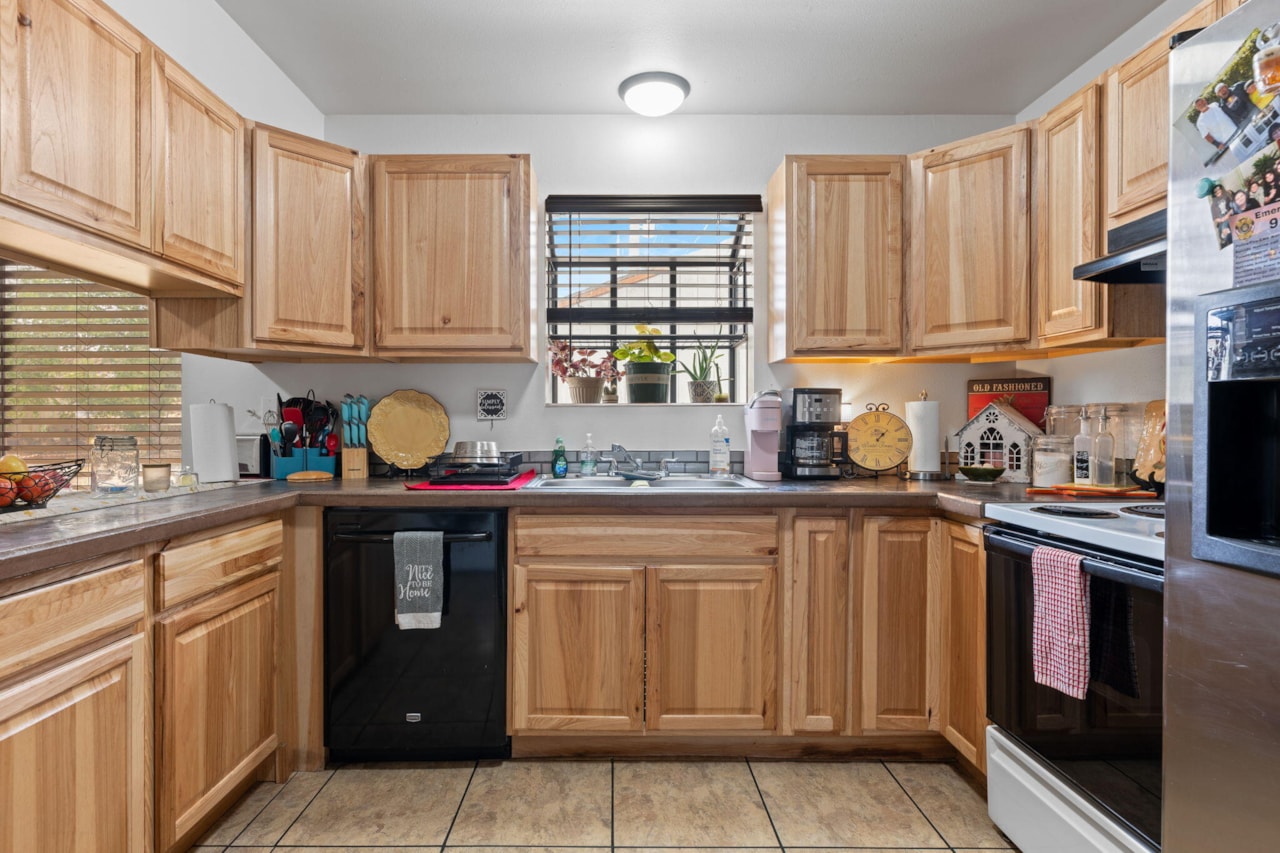 2105 E Panorama Parkway St George, UT 84790 home for sale, MLS#25-266323 - Erika Rogers Photo 2