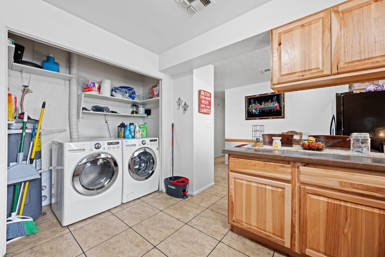 2105 E Panorama Parkway St George, UT 84790 home for sale, MLS#25-266323 - Erika Rogers Photo 17