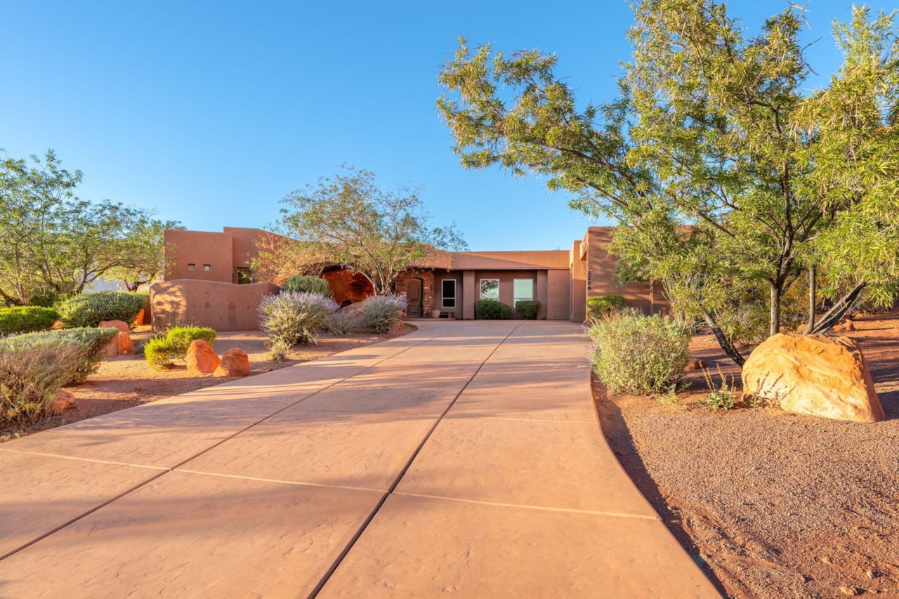 2226 W Lomaki CIR St George, UT 84770 home for sale, MLS#25-266333 - Erika Rogers Photo 4